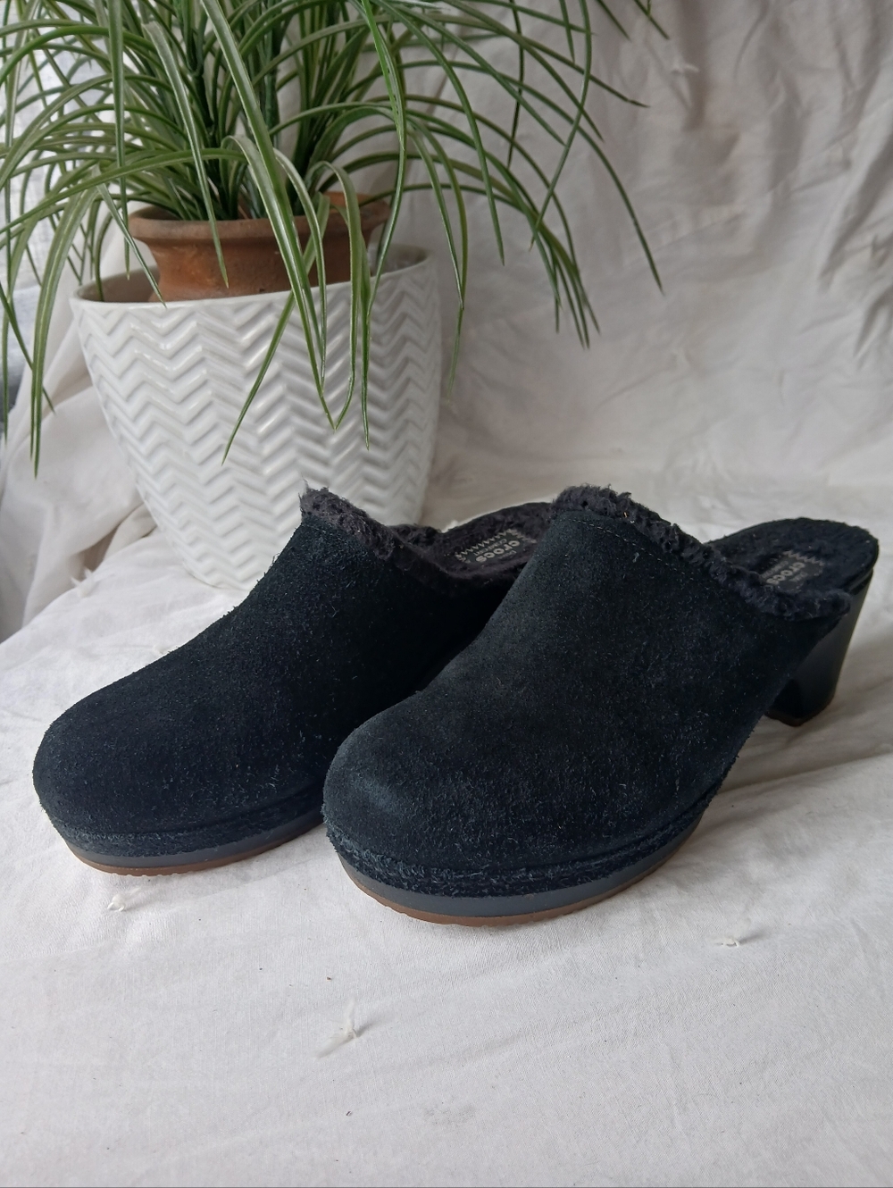 Crocs Black Suede Cobbler Clogs - Faux Fur Lined Heel, Sz 8